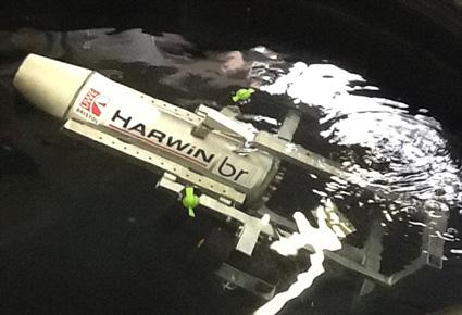 إنسان آلي مصنوع من الخردة يكشف عن المناجم في قاع البحار